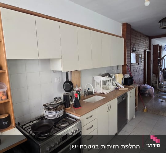 מטבח עם ארונות, תנור וכיור